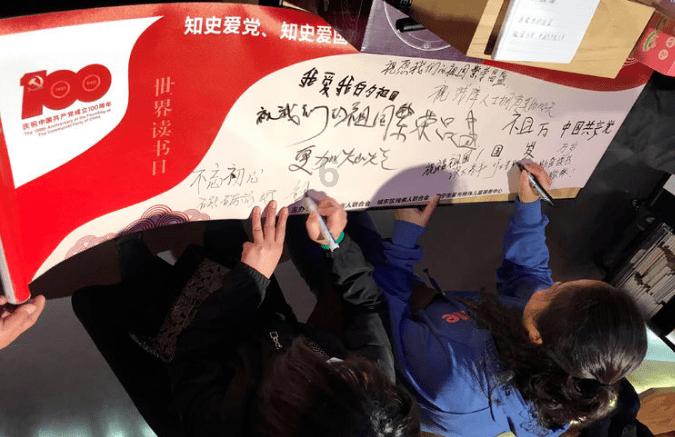 杭州东站派出所:与旅客互动普法,护航春运回家路