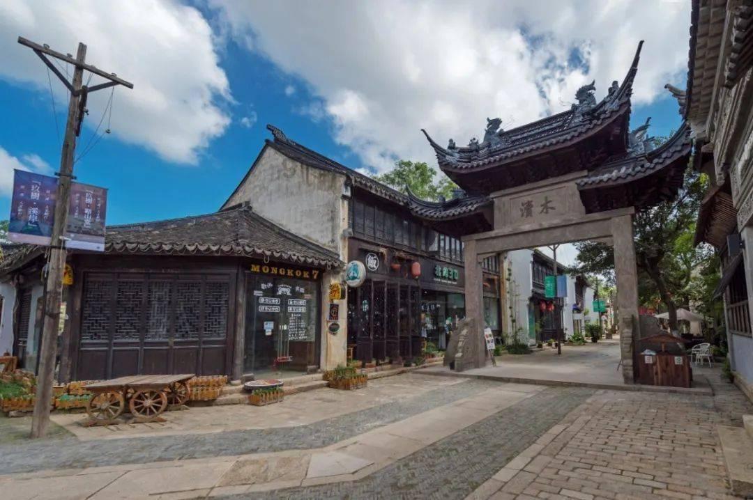 临近春节,扬州这个社区重组的“老牌”舞龙队习练不停邀约不断